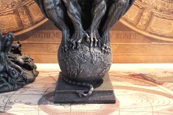デビルホーンガーゴイル オン グローブ スタチュー  Devil Horned Gargoyle on Globe Statue