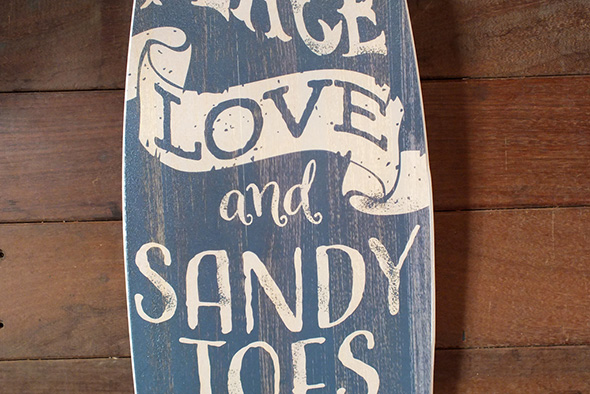 サーフボード型ウッドプラーク PEACE LOVE and SANDY TOES（縦型木製看板）91.5cm