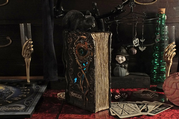 呪文（魔法書）スペルブック マジック（魔女）LEDライトアップデコ Spell Book of Magic LED Lights-up Witch 