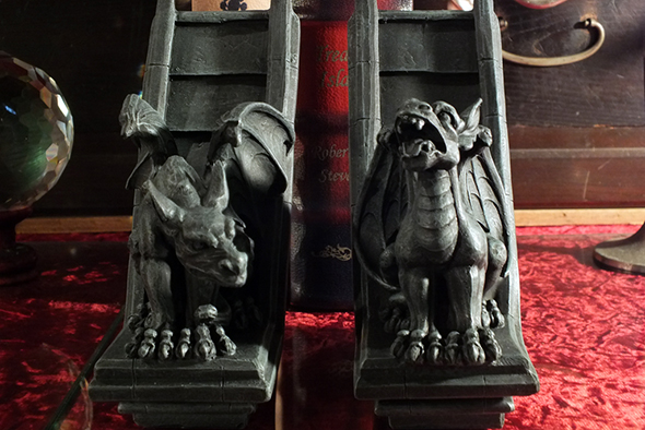 ゴシックガーゴイル スカルプチュラルブックエンドセット Gothic Gargoyle Sculptural Bookend set 8293
