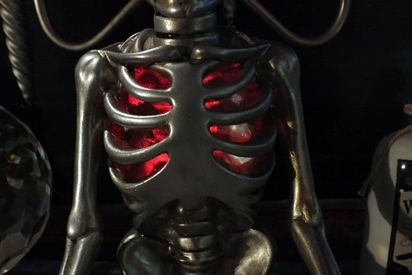 瞑想するメタリックドクロ・スカルオブジェ LEDライト付 Meditation Metallic Skull led illumination Light object